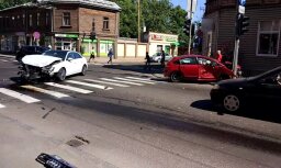 Tallinas un Čaka ielas krustojumā sadūrušās trīs automašīnas