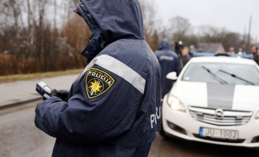 The drunk police officer made accident by an official car: the passenger suffered