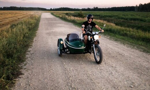   Delfi Trial: With a sidecar on a Lake 