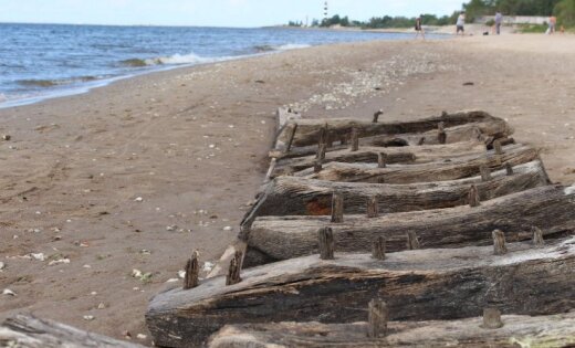   Aculieciniece captures the wreck of a ship wrecked on the beach of Daugavgrivas in photos 