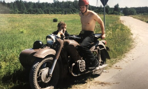   Delfi tries with a sidecar on the lake like old age 