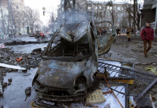 В Киеве разгромлено посольство Канады, во Львове штурмуют здание МВД