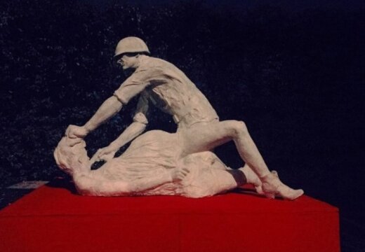 Польская полиция вернула автору скульптуру советского солдата-насильника