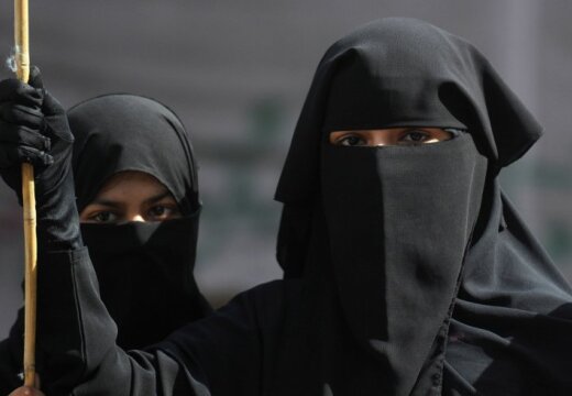 Guardian: сотни молодых девушек покидают Запад ради исламистов