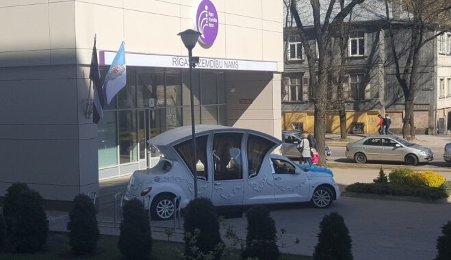 Foto: KÄ no DzemdÄ«bu nama mÄjÄs brauc mazie prinÄi un princeses