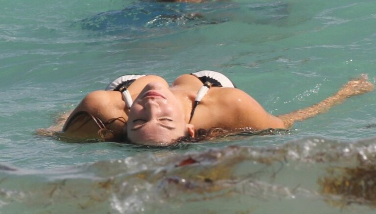 Даше Астафьевой не удалось отдохнуть спокойно - ее сфотографировали в купальнике