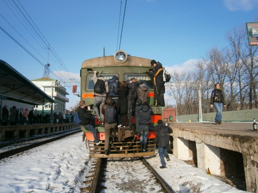 Latvijā atgriežas vecā izklaide – 'zacepings' pie transporta līdzekļiem