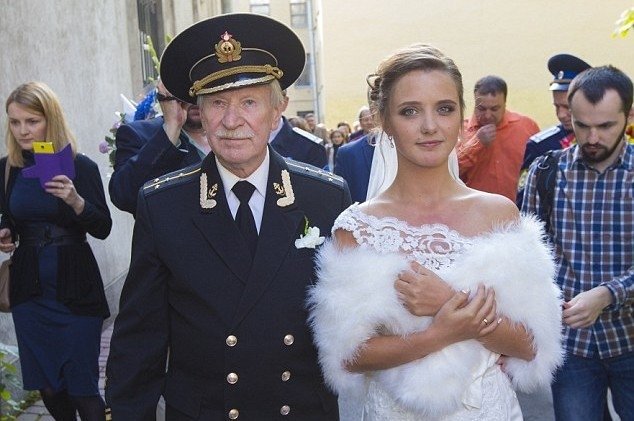 84 gadus vecs krievu aktieris apprec 24 gadus vecu sievieti