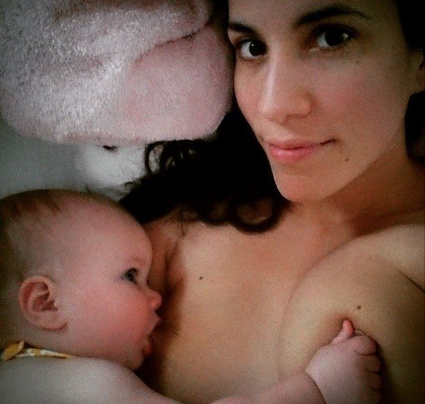 Selfijs kļuvis par brelfiju: foto ar sievietēm, kas baro ar krūti