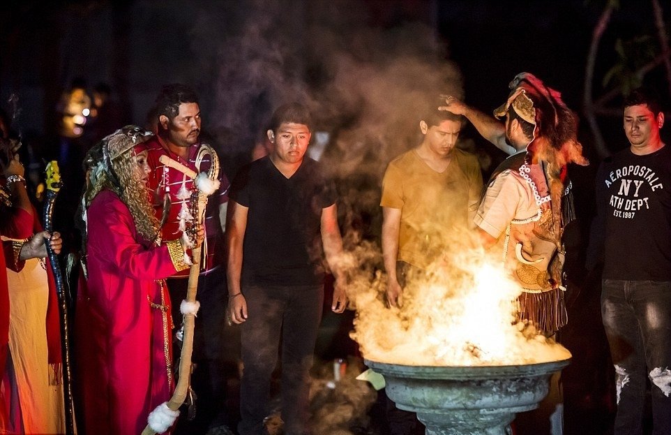 Unikāli kadri: fotogrāfs iemūžina īstu Sātana pielūgšanas rituālu