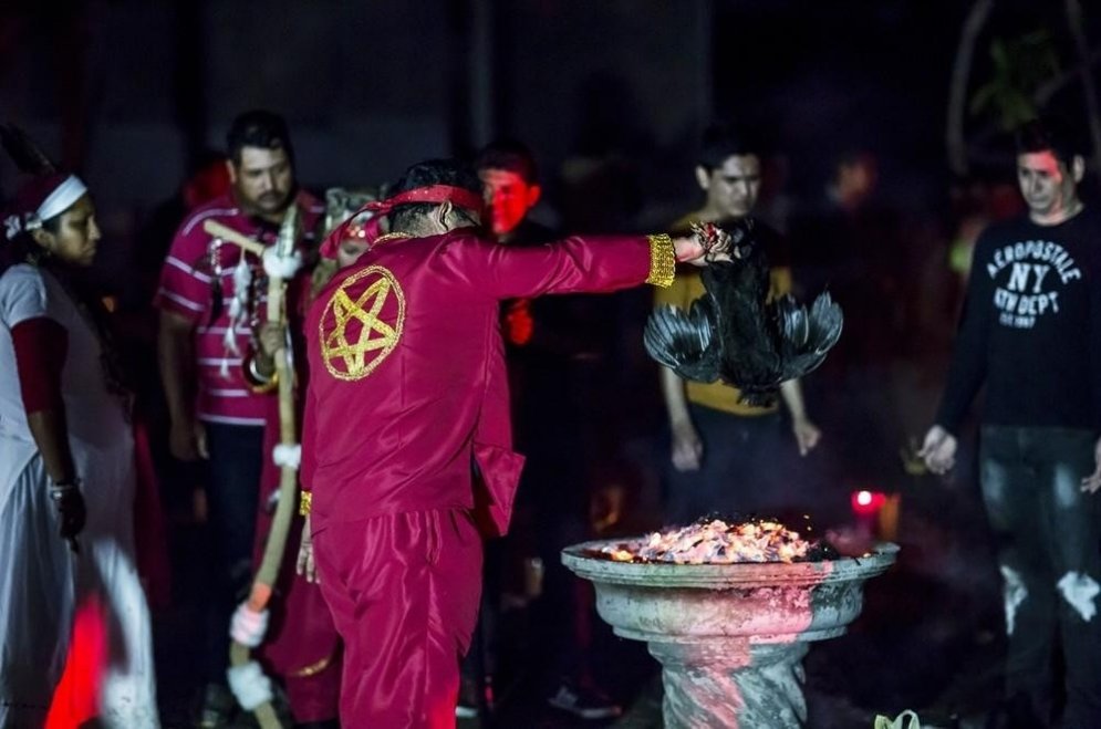 Unikāli kadri: fotogrāfs iemūžina īstu Sātana pielūgšanas rituālu