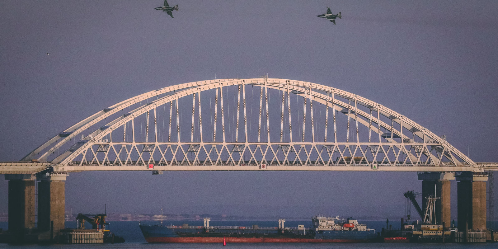 Psiholoģiskais trieciens pa Kerčas tiltu – kā Latvijas armijas kapteinis radīja paniku Krimā