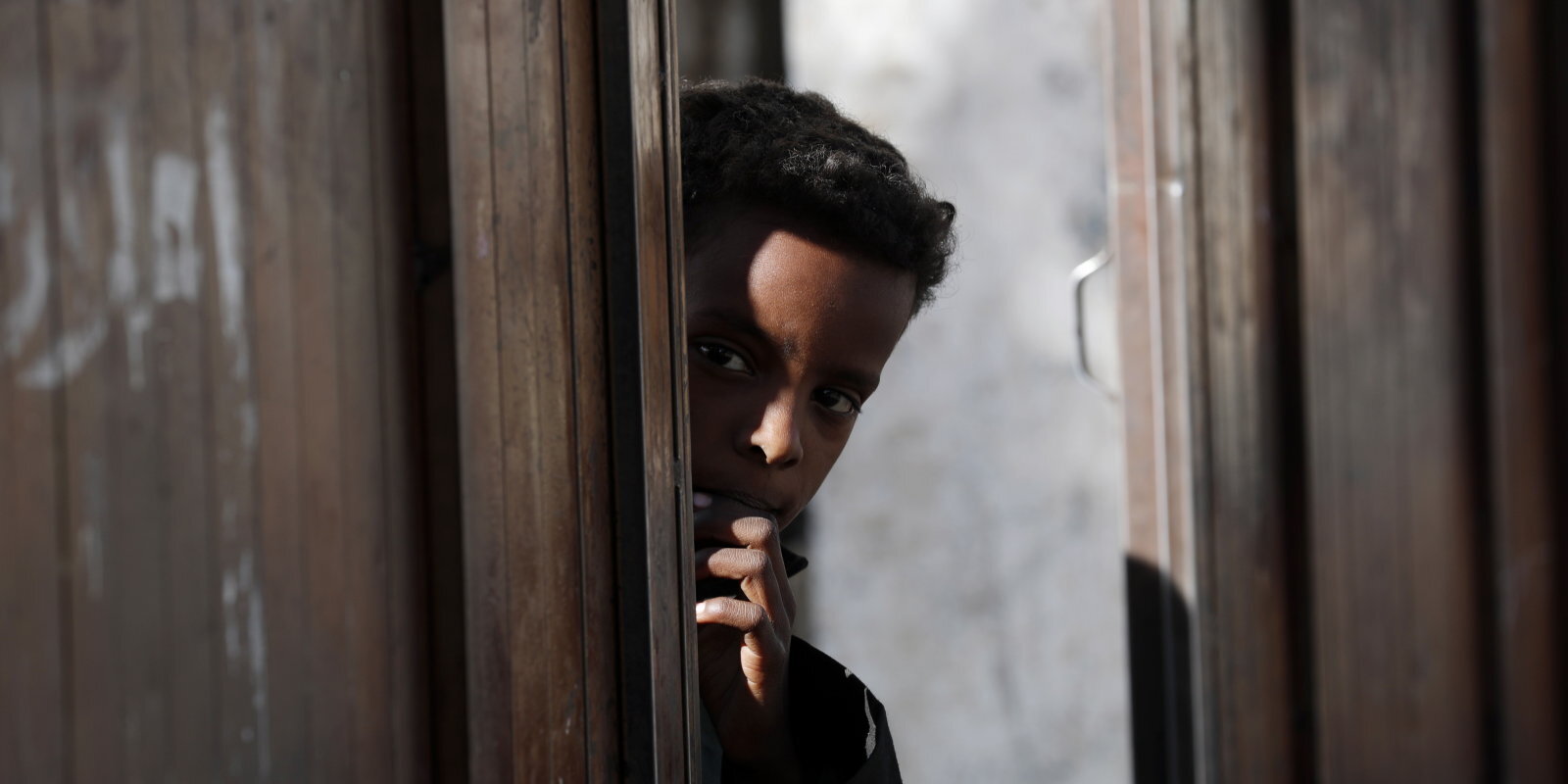 Sāpes un bads: Covid-19 neaptur asiņaino cīņu par varu Jemenā