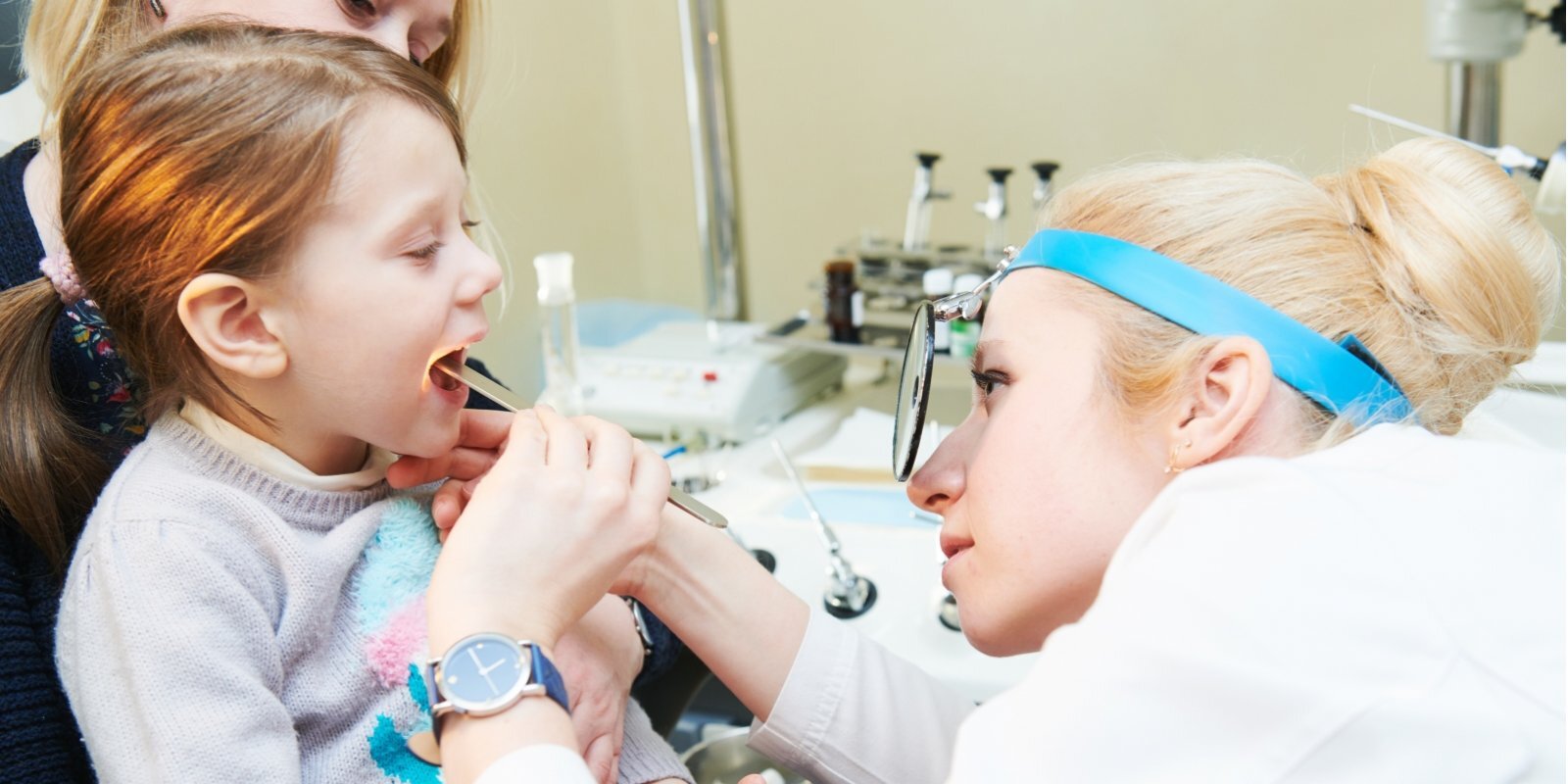 Год в ожидании зубного. Почему к детским врачам в Латвии такие длинные очереди?