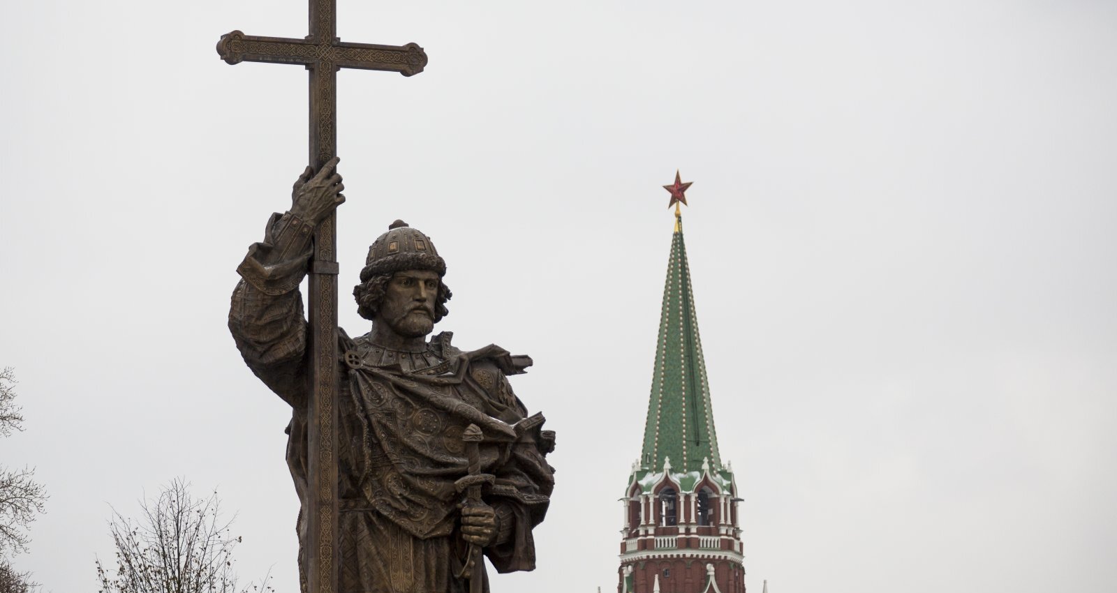 Памятник Владимиру в Кремле Москва