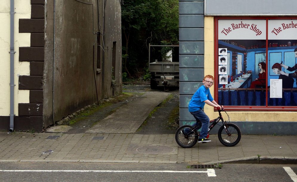 Īrijas pilsētiņa, kas uz pamestu ēku fasādēm ir imitējusi dzīvi