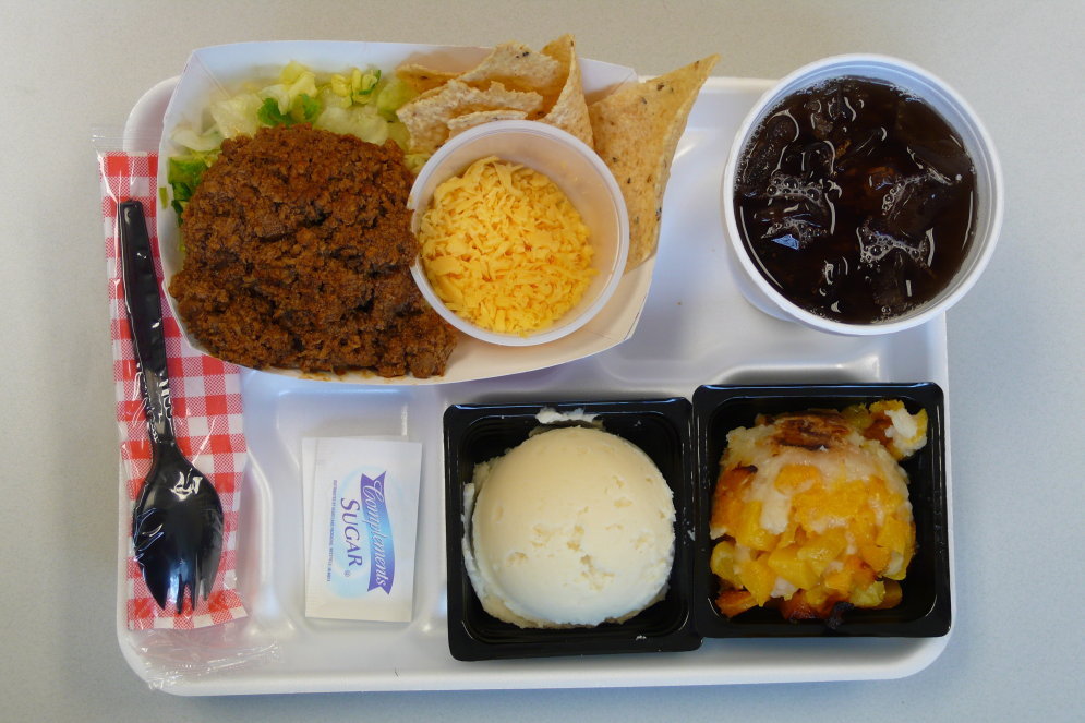 Maltīte skolās: ko bērni ēd Ukrainā un citur pasaulē