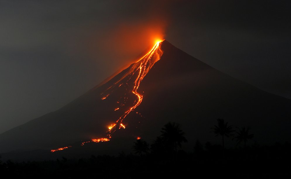 Bailēs no vulkāna Filipīnās evakuē tūkstošiem cilvēku
