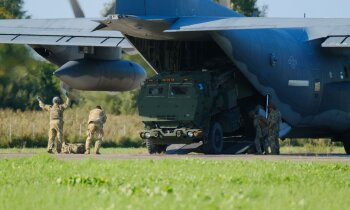ФОТО. В Латвию доставлен ракетно-артиллерийский комплекс HIMARS