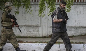 Foto: Ukrainas karavīru izvešana no 'Azovstaļ'; apmaiņas iespējas neskaidras