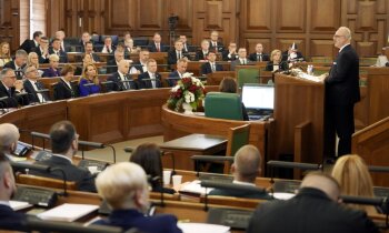 'Slīcinās' inflācijā, ziedos, cīnīsies pretī. Kā deputāti grasās izmantot brango algas pielikumu?
