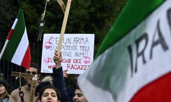 Faktu pārbaude: Vai Romā protestē pret NATO?