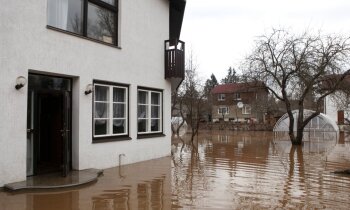 Plūdi ne vienmēr nogriež iespēju apdrošināt īpašumu pret šo risku, norāda apdrošinātāji