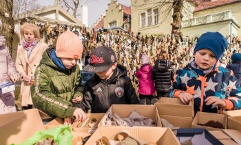 Foto: Kā cilvēki visā Latvijā sien maskēšanas tīklus Ukrainas aizstāvjiem
