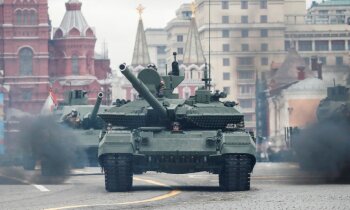 Ukrainā iznīcināts modernākais Krievijas tanks T-90M