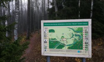 Braku muzeja meža drāma: pārceļ izsoli un ērglēniešu piketu koku aizstāvībai