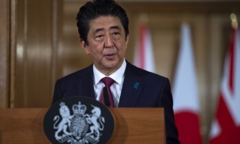 Atentātā nogalināts Japānas ekspremjers Abe