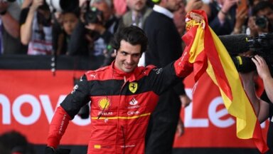 Sainsam pirmā uzvara karjerā, stratēģijas kļūda maksā 'Ferrari' dubultuzvaru