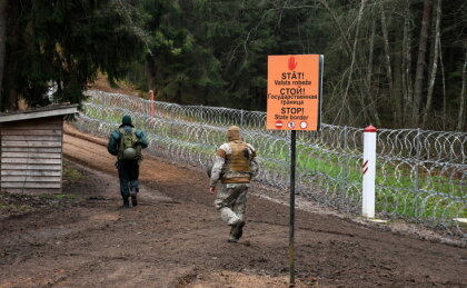 Baltkrievijā cenšas apbruņot nelegālos migrantus, saka Latvijas robežsardzes priekšnieks