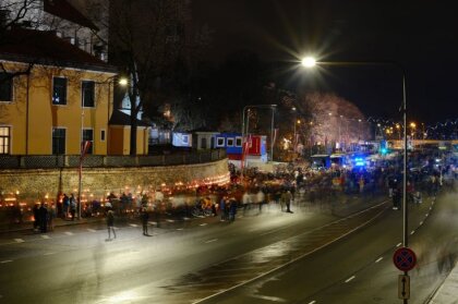 Ļaudis dedz svecītes un dodas gājienā, pieminot Latvijas brīvības cīnītājus