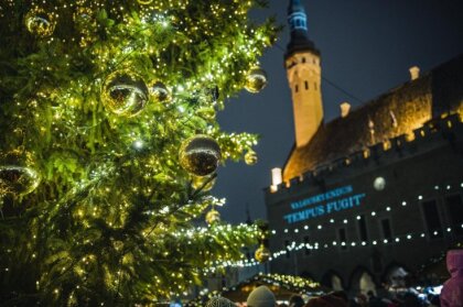 Foto: Tallinas Rātslaukumā iedegta galvenā pilsētas egle