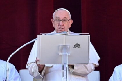 Pāvests Francisks Ziemassvētku uzrunā karu Ukrainā nosauc par bezjēdzīgu