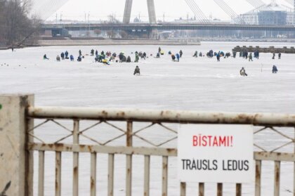 В Риге запрещено находиться на льду водоемов. Штраф — до 100 евро