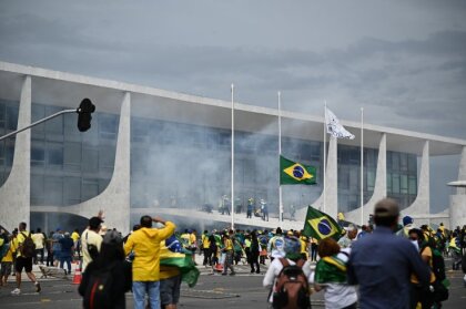 Izsisti logi un atstādināts gubernators: Brazīlijas prezidents sola protestētājus sodīt