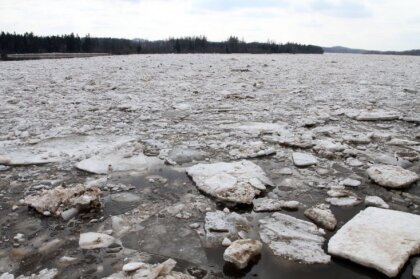 Pļaviņās Daugava ir pilna ar ledu, taču applūšana nedraud, saka pārvaldes vadītājs