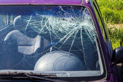 ФОТО. В трагическом ДТП под Кулдигой погиб водитель, второй получил травмы: движение блокировано