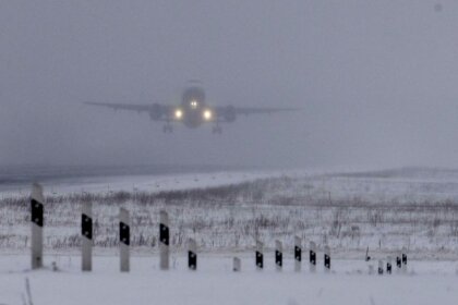 Lidosta 'Rīga' laikapstākļu dēļ slēdz skrejceļu