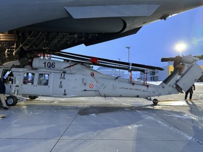 Lielvārdes bāzē piegādāti pirmie divi Gaisa spēku 'Black Hawk' helikopteri