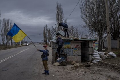 "Тела родителей лежали на улице не один день". Как война в Украине оставляет сиротами тысячи детей