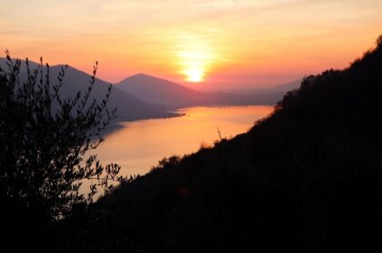 Starp kalniem un ezeru: romantisks pārgājiens Lombardijā