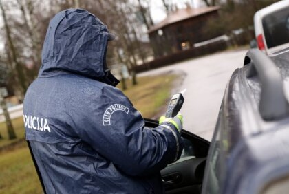 Dzērājšoferis Rīgā piedāvā policistiem 3500 eiro kukuli