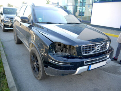 Policija aicina 'Volvo' īpašniekus parūpēties par auto lukturu aizsardzību no zagļiem