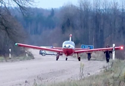 ВИДЕО: В Скуйенской волости из-за погодных условий самолет приземлился на автодороге