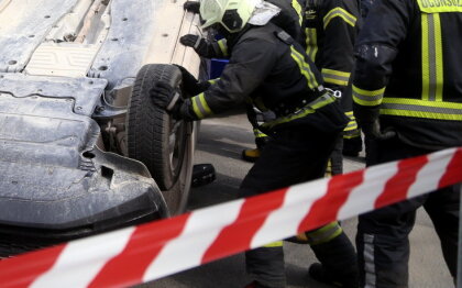 Avārijā Valgundē glābēji no auto atbrīvo cietušo un novērš degvielas noplūdi