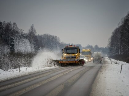 В среду утром многие дороги в Латвии обледенели и занесены снегом