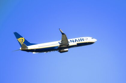 Пьяный пассажир устроил дебош в самолете Ryanair, летевшем в Испанию: пилот совершил экстренную посадку в Варшаве